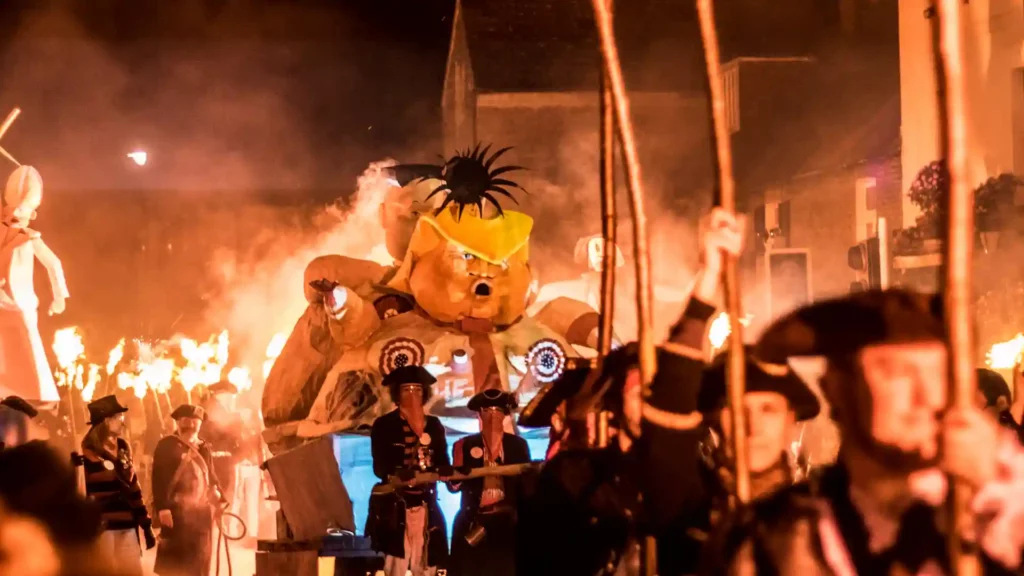 La Bonfire Night in Inghilterra: la processione in costume di Lewes, la celebrazione del 5 novembre più spettacolare del paese