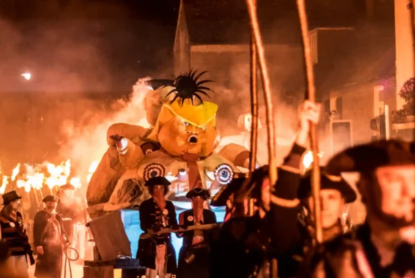 La Bonfire Night in Inghilterra: la processione in costume di Lewes, la celebrazione del 5 novembre più spettacolare del paese