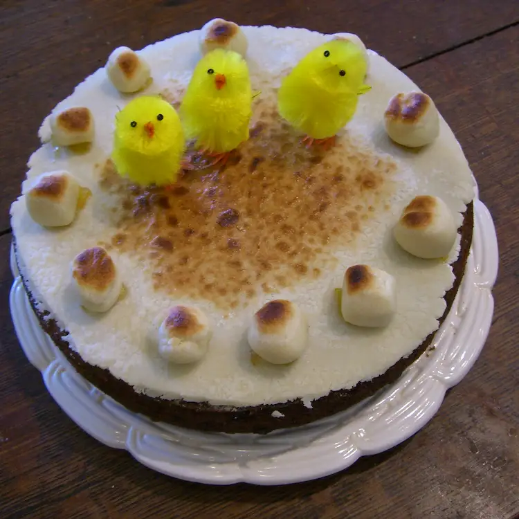 La Simnel Cake, il dolce tradizionale della Festa della Mamma in Inghilterra: torta di frutta e marzapane decorata con undici palline che rappresentano gli apostoli