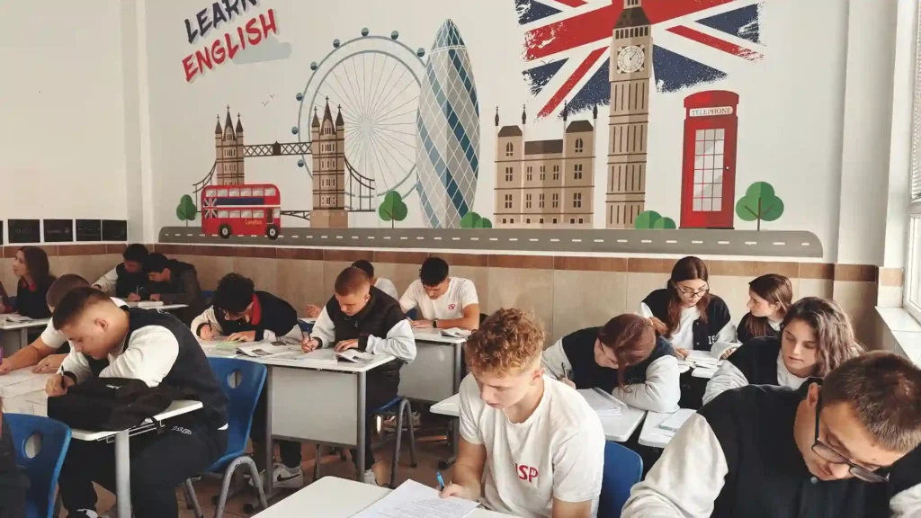 studenti in aula studiano inglese con i simboli fonetici inglesi scritti alla lavagna
