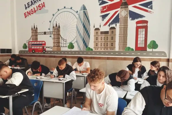 studenti in aula studiano inglese con i simboli fonetici inglesi scritti alla lavagna