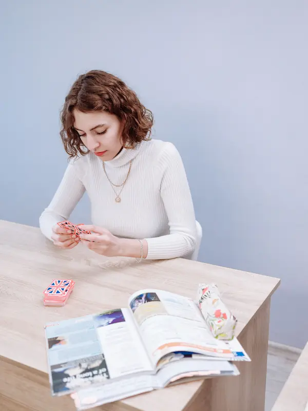 ragazza studia inglese con flashcard e libro simboli fonetici inglesi