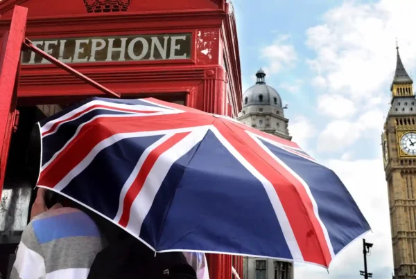 Ombrello con la Union Jack (la bandiera) e i simboli inglesi iconici come la cabina telefonica rossa e il Big Ben a Londra.