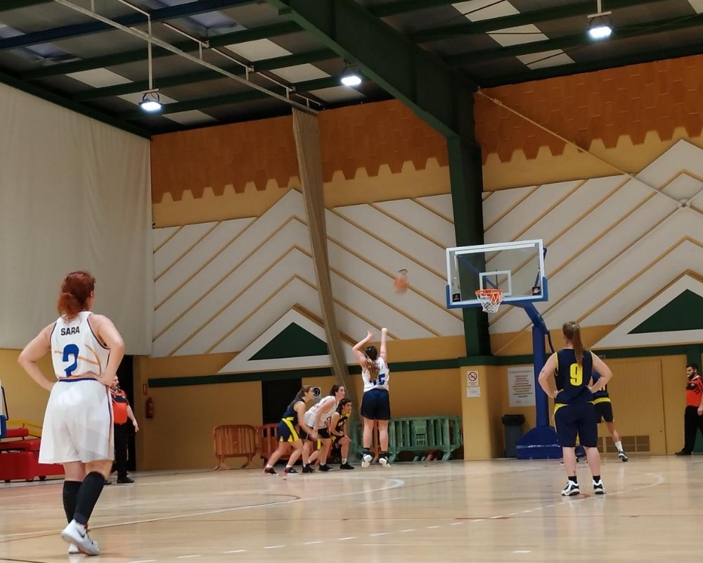 Ragazze giocano a basket durante un anno scolastico in Spagna