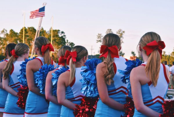 Gruppo di cheerleader prima della parata della scuola americana