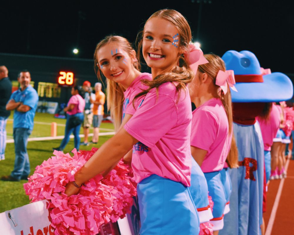 Due cheerleader alla partita di football della scuola