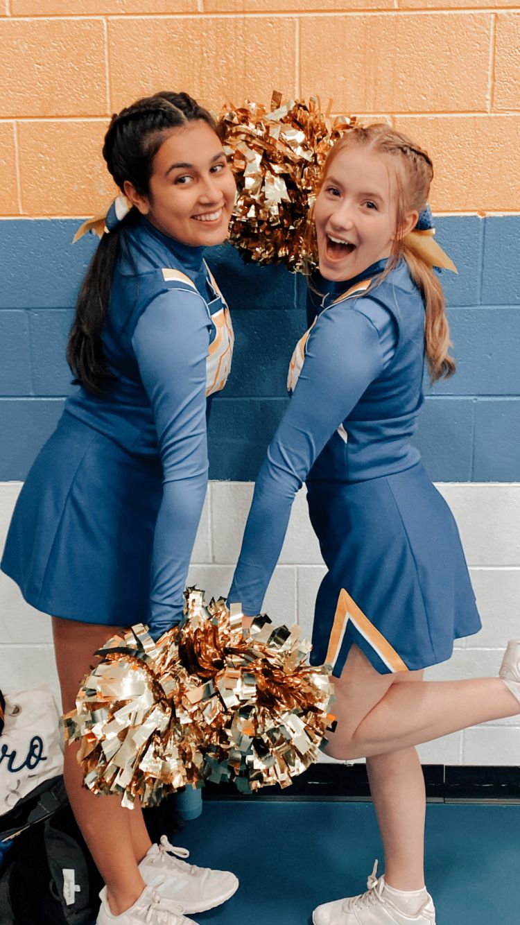 Due cheerleader in posa per le foto della spirit week